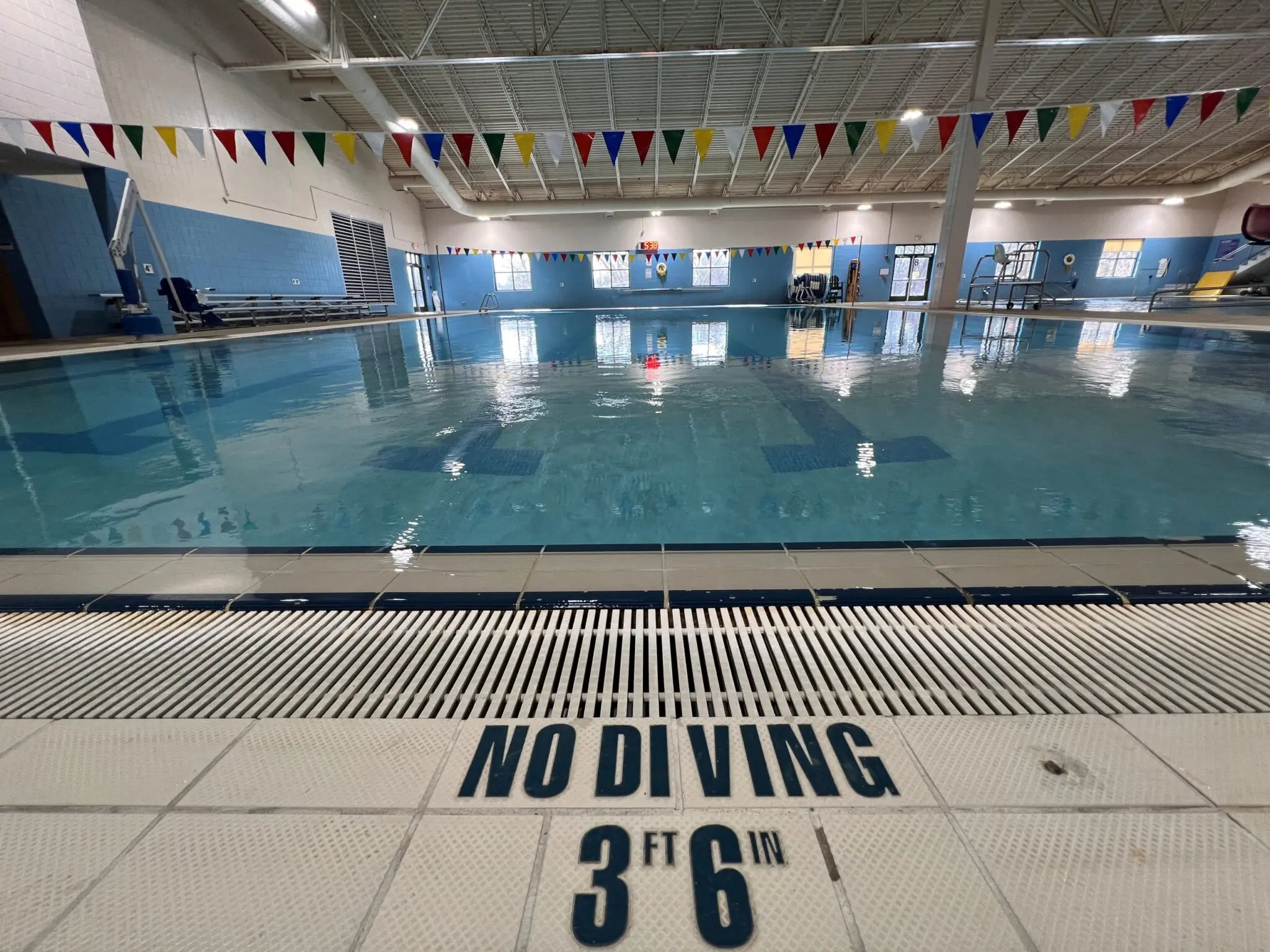 a swimming pool with no diving sign